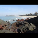 Die sich nach den Felsen im Norden anschließende Bucht